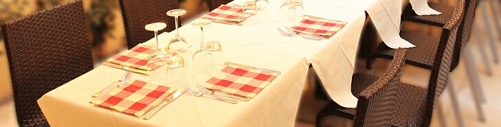 La tavolata nel giardino estivo